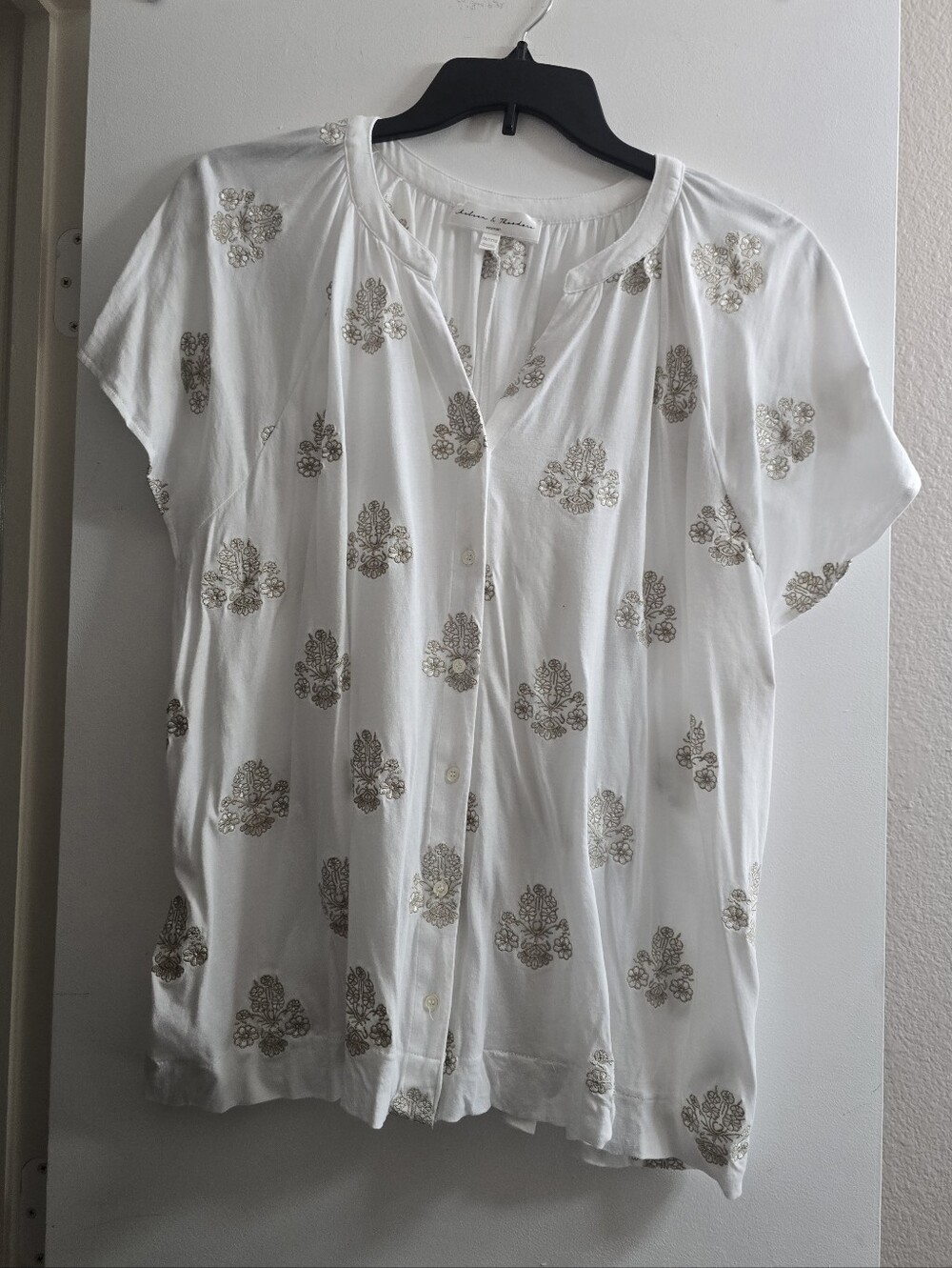 223 White Short-Sleeve Button Front Top with Embridered Gold Flowers